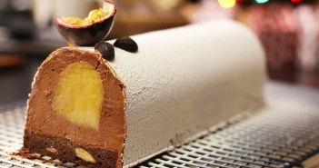 Recette de la bûche de Noël chocolat insert fruits exotiques recette buche de noel au chocolat et fruits exotiques