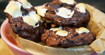 Cookies de fêtes façon mendiants au chocolat et amandes
