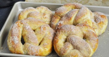 Pretzels moelleux au sucre et à la cannelle
