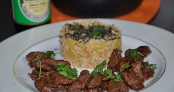 Riz Thaï à l’ananas, lait de coco et porc mariné au soja